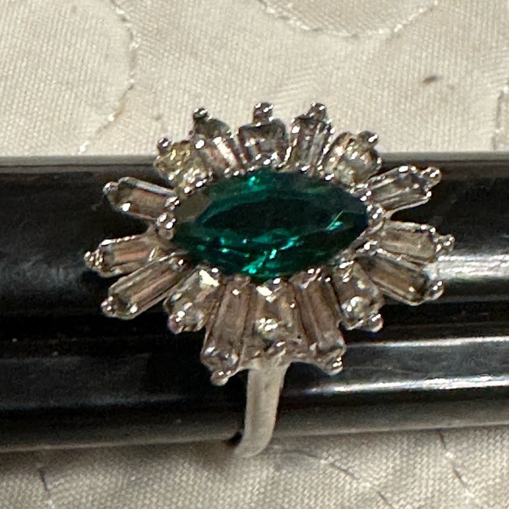 🍉Elegant 18 kt. GP Silver and Manmade Green Gemstone Ring  very old